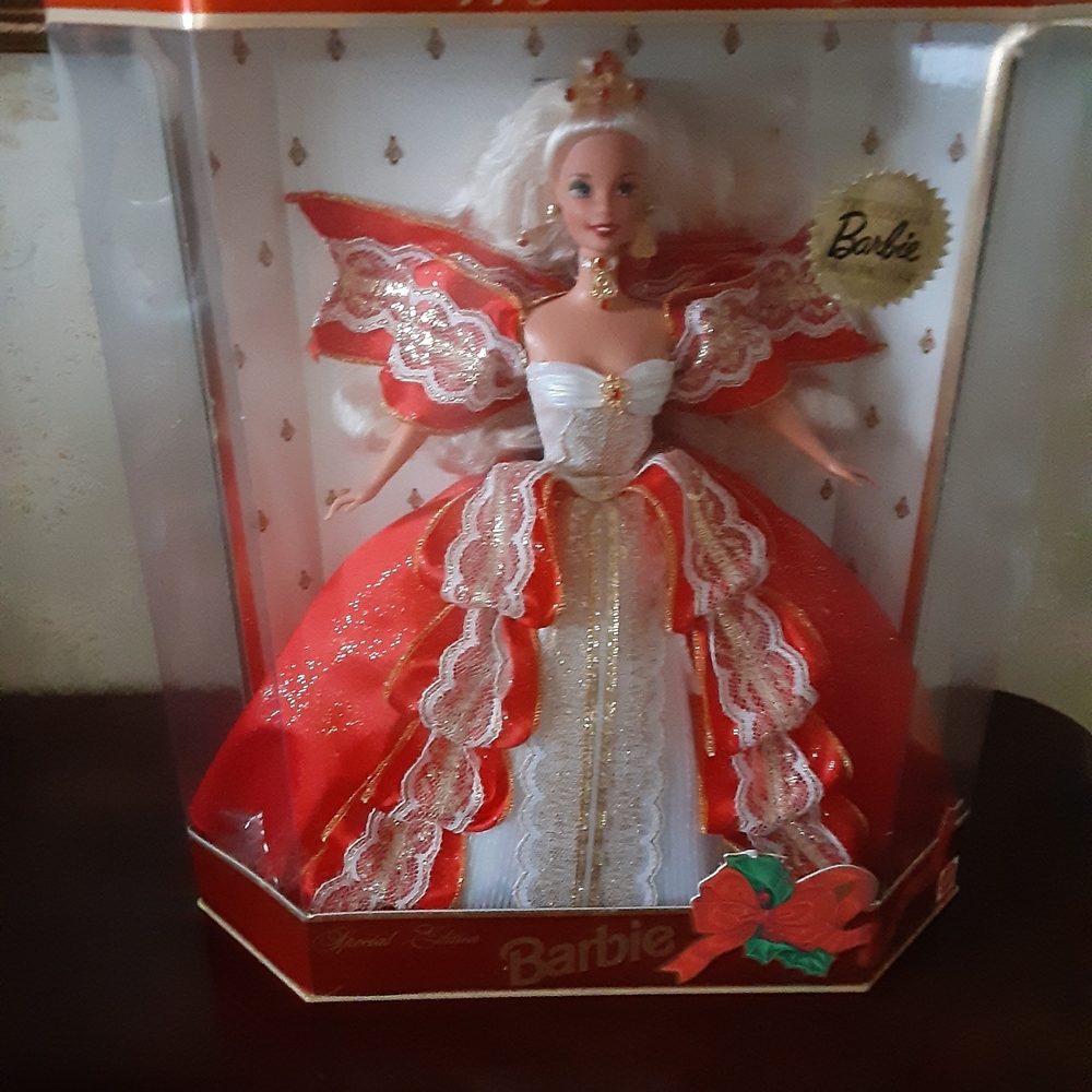 Mattel 1997 Holiday Barbie in Elegant Red and White Gown Blonde Barbie